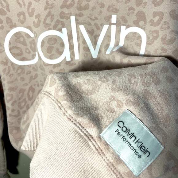 Used Calvin Klein light pink sweater - Picture 2 of 4